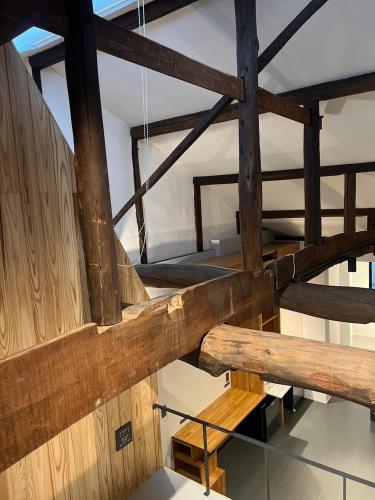 a room with wooden walls and wooden beams at ゲストハウス　遊楽２F in Osaka