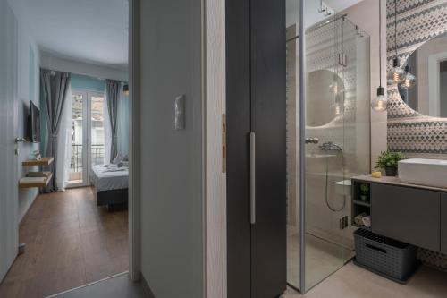 bagno con doccia, lavandino e servizi igienici di Estia Thessaloniki Apartment, cozy, spacious, sunny, 2 rooms-5 beds a Salonicco