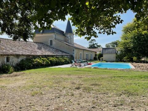une maison avec une piscine dans la cour dans l'établissement Domaine du Grand Ormeau, à Semillac