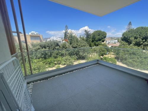 een balkon met een groot raam met uitzicht bij Pafia 2, Apartment 202 in Paphos City