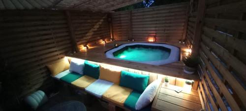an overhead view of a swimming pool with pillows and a couch at Maisonnette atypique cadarache-iter in Saint-Paul-lez-Durance