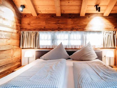 1 Schlafzimmer mit 2 Betten in einer Holzhütte in der Unterkunft Chalets Im Weidach, Leutasch in Leutasch