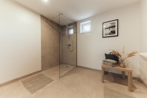 een badkamer met een douche en een glazen deur bij Beach Home for Nature Lovers in Bernāti