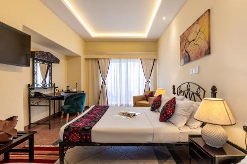 Cette chambre comprend un lit et un bureau. dans l'établissement Sentrim Castle Royal Hotel, à Mombasa