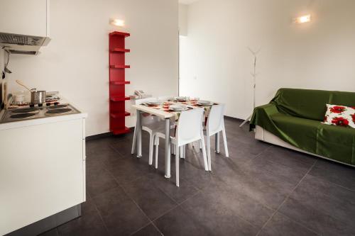 a living room with a table and a green couch at Residence Peloni in Arezzo