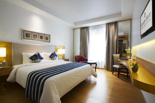 Postel nebo postele na pokoji v ubytování Ramada by Wyndham Ghaziabad Vasundhara