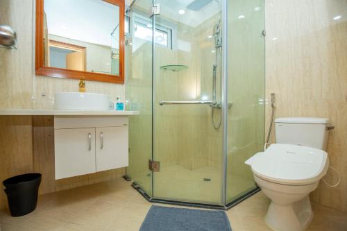 een badkamer met een douche, een toilet en een wastafel bij Sumitomo11 Apartment 5-39 Linh Lang in Hanoi