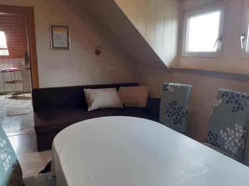 Ένα ή περισσότερα κρεβάτια σε δωμάτιο στο Cosy flat on a family friendly holiday farm in northern Hesse