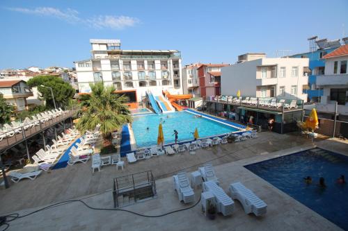 uma vista superior para uma piscina com cadeiras e um escorrega em Ozkaptan Aqua Otel em Marmara