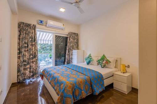 - une chambre avec un lit et une fenêtre dans l'établissement Acaso: Sweet Serendipity in Siolim, à Vieux-Goa