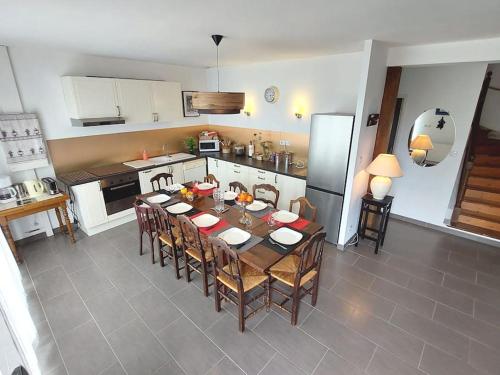 a kitchen with a table and chairs in a kitchen at Maison familiale bord de mer in Douarnenez