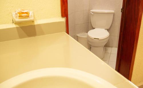 Ένα μπάνιο στο Hotel Plaza Mazari