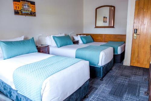 Postel nebo postele na pokoji v ubytování The Cambridge Hotel & Backpackers