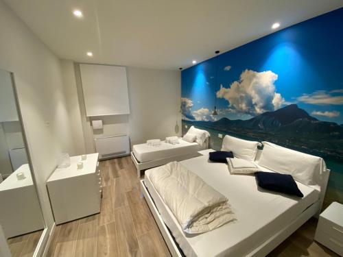 - une chambre avec un grand tableau mural dans l'établissement Appartamenti Villa Andrea, à Garde