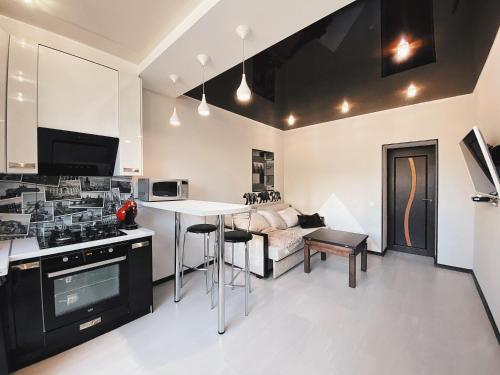 Η κουζίνα ή μικρή κουζίνα στο 2-к студія у Центрі біля Стадіону та Корпусного саду - Мережа HELEN
