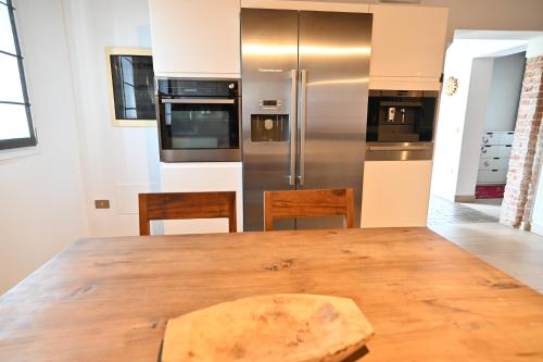 Cucina o angolo cottura di CA CENTOSA ARTISTIC HOUSE villa storica ristrutturata con patio e giardino