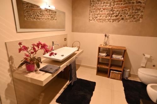 Bagno di CA CENTOSA ARTISTIC HOUSE villa storica ristrutturata con patio e giardino