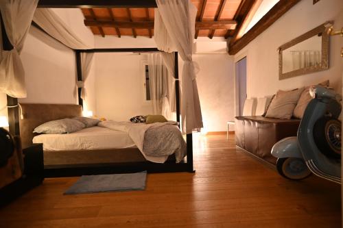 Letto o letti in una camera di CA CENTOSA ARTISTIC HOUSE villa storica ristrutturata con patio e giardino