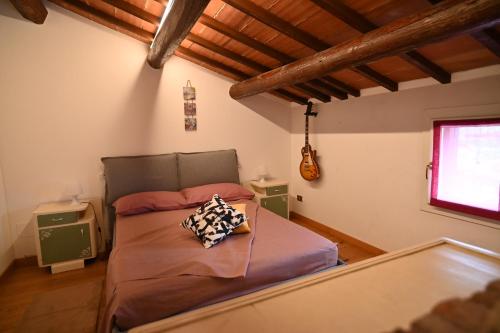 Letto o letti in una camera di CA CENTOSA ARTISTIC HOUSE villa storica ristrutturata con patio e giardino