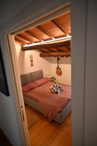 Letto o letti in una camera di CA CENTOSA ARTISTIC HOUSE villa storica ristrutturata con patio e giardino