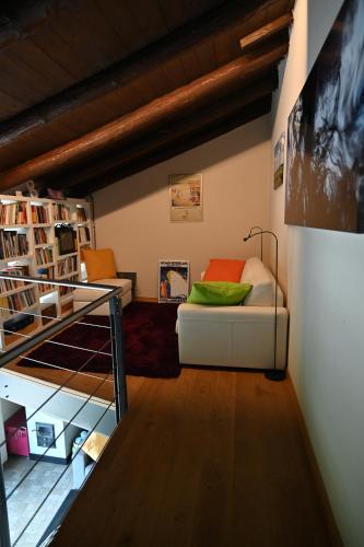 Letto o letti in una camera di CA CENTOSA ARTISTIC HOUSE villa storica ristrutturata con patio e giardino