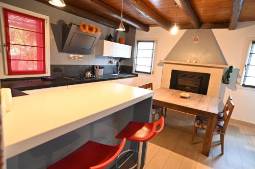 Cucina o angolo cottura di CA CENTOSA ARTISTIC HOUSE villa storica ristrutturata con patio e giardino
