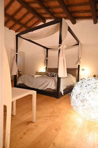 Letto o letti in una camera di CA CENTOSA ARTISTIC HOUSE villa storica ristrutturata con patio e giardino