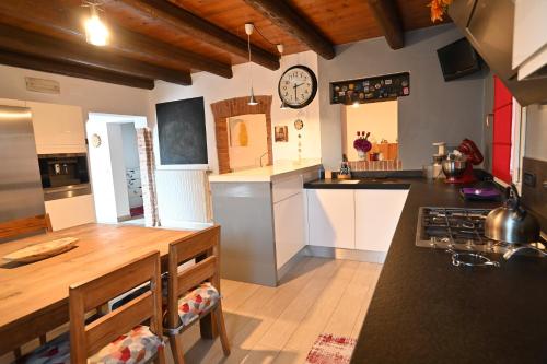 Cucina o angolo cottura di CA CENTOSA ARTISTIC HOUSE villa storica ristrutturata con patio e giardino