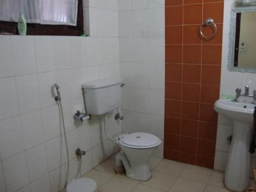 La salle de bains est pourvue de toilettes et d'un lavabo. dans l'établissement kvm rooms and dormitory, à Ernakulam