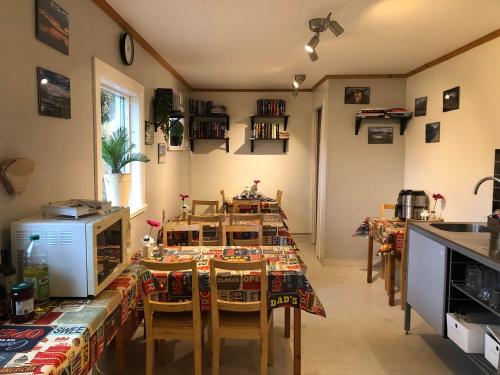 Hammarstrandにある2/4 persoons stuga lyxのダイニングルーム(テーブル、椅子付)、キッチン