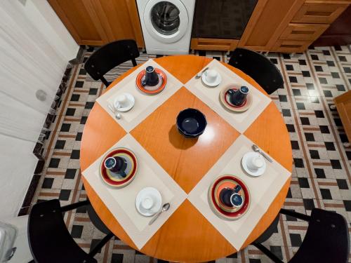 a table with chairs and a checkerboard table at La Casa di Eli Appartamenti in Pisa