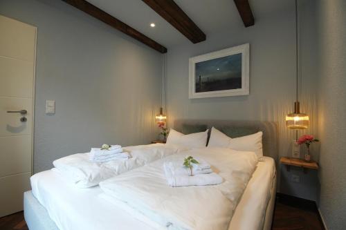 a bedroom with a white bed with towels on it at Modernes Ferienhaus nahe Spreewald-Idylle in Luckau