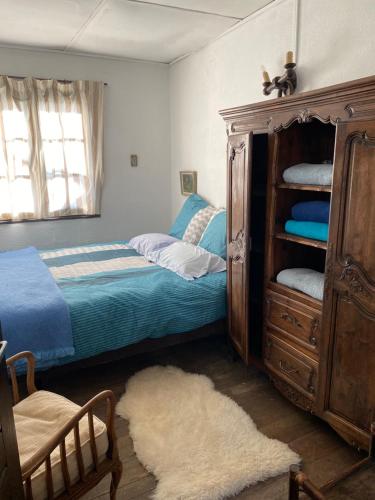 - une chambre avec un lit et une armoire en bois dans l'établissement Auron Chalet Casanova centre et pistes à pied, à Saint-Étienne-de-Tinée