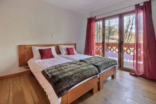 ein Schlafzimmer mit einem Bett und einem großen Fenster in der Unterkunft 150 Sqm Apartment 4 Min Walk Cable Car in Champéry