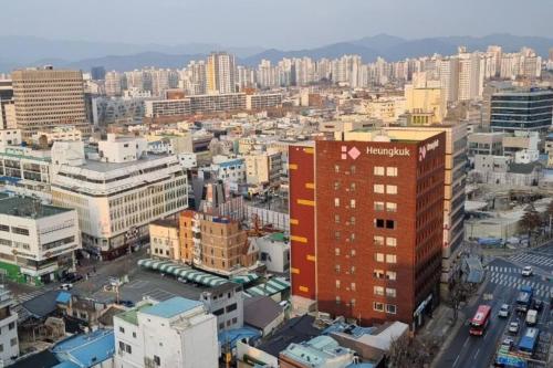 eine Luftansicht einer Stadt mit hohen Gebäuden in der Unterkunft For you House in Daegu
