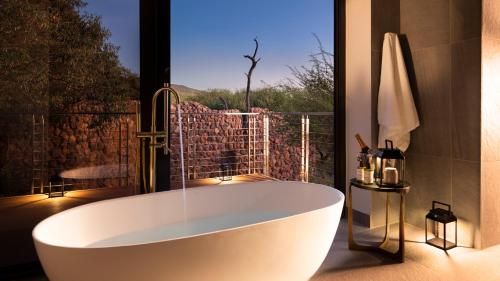 Un baño de Babohi at Qwabi Private Game Reserve by NEWMARK