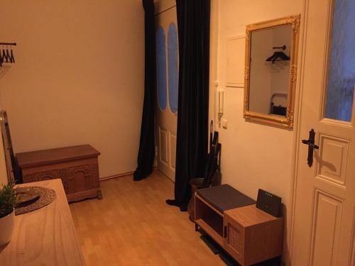 sala de estar con TV y puerta en Amelia Ferienwohnung, en Görlitz