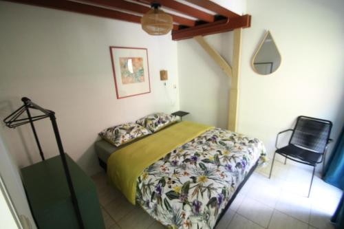um quarto com uma cama e uma cadeira preta em Karin's kruidenhoeve appartement Goudsbloem em Lutten