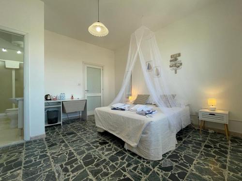 1 dormitorio con cama blanca y baño en DomoMea - C3 - IUN R5385 en Cagliari