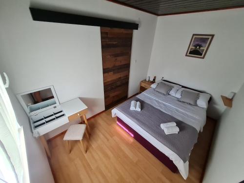 una piccola camera con letto e televisore di Kuća za odmor Čanić gaj a Gospić