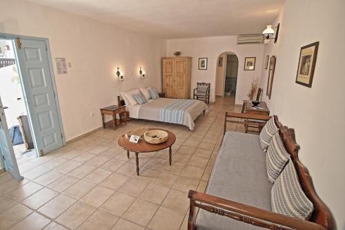 Ruang duduk di Aethrio Sunset Village - Oia
