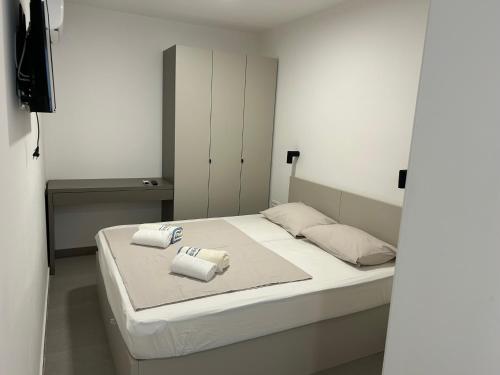 ein Schlafzimmer mit einem Bett mit zwei Handtüchern darauf in der Unterkunft Radunica old town - Studio apartment 1 in Split