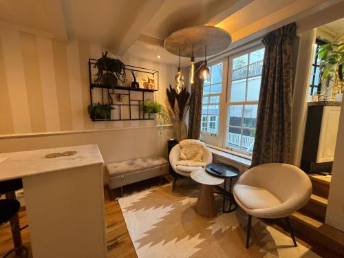 Χώρος καθιστικού στο The Enlightened House Luxury Suites