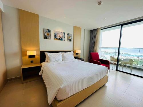 um quarto de hotel com uma cama e uma grande janela em Cam Ranh Nha Trang Seaview Resort em Cam Ranh