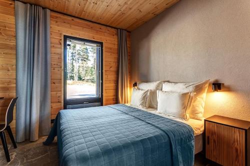 薩洛的住宿－Saunamäki Resort K - Luxury Designer Seafront Villa，一间卧室设有一张床和一个窗口