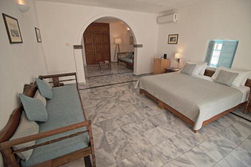 Katil atau katil-katil dalam bilik di Aethrio Sunset Village - Oia