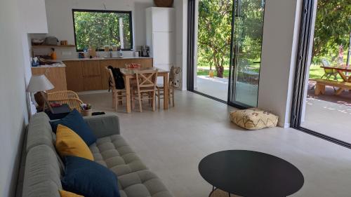 ein Wohnzimmer mit einem Sofa und einem Tisch in der Unterkunft Le Jardin de Temeni in Egio