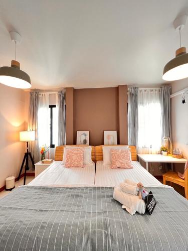 Postel nebo postele na pokoji v ubytování Por poshtel Kanchanaburi