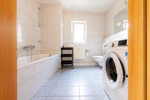uma casa de banho branca com uma máquina de lavar roupa em Stay & Work - 6 single beds - central em Emmerich