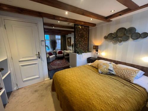 Ένα ή περισσότερα κρεβάτια σε δωμάτιο στο The Enlightened House Luxury Suites